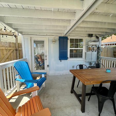 Seablue Cottage - Downstairs; 2 Blocks To The Beach 갤버스턴 외부 사진