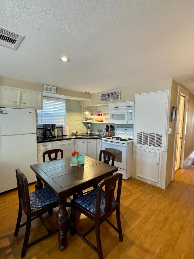 Seablue Cottage - Downstairs; 2 Blocks To The Beach 갤버스턴 외부 사진