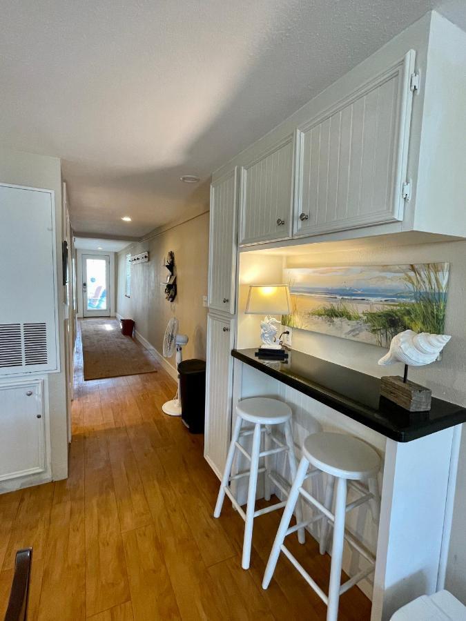 Seablue Cottage - Downstairs; 2 Blocks To The Beach 갤버스턴 외부 사진