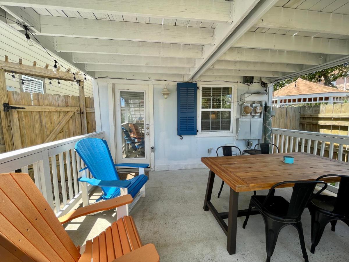 Seablue Cottage - Downstairs; 2 Blocks To The Beach 갤버스턴 외부 사진